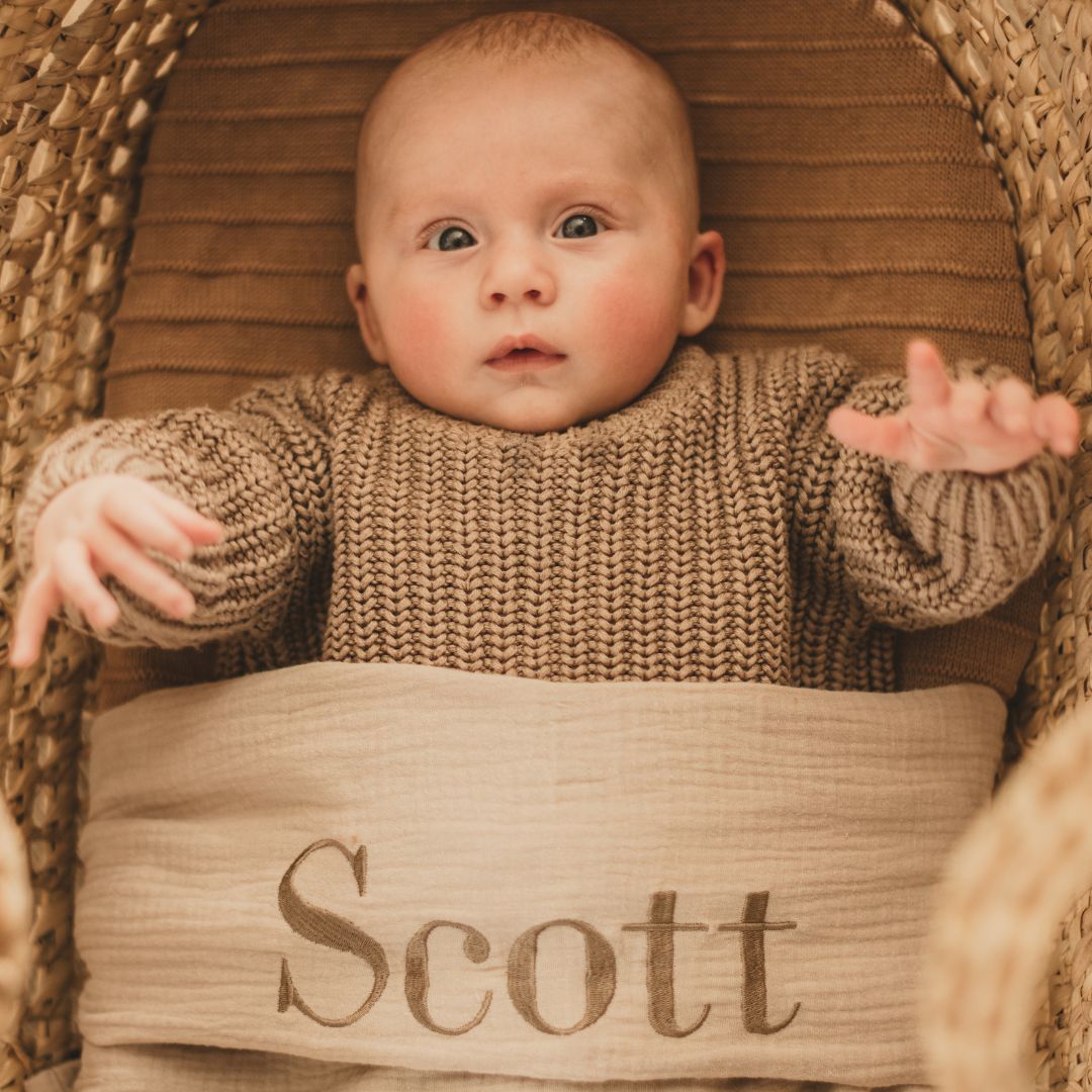 Hydrofiele doek XL met naam geborduurd in kleur beige van Studio Bambacht