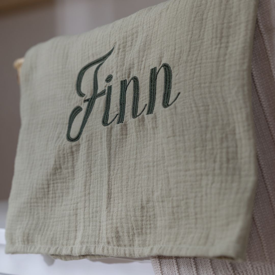 Hydrofiele doek XL met naam geborduurd in de kleur oud groen van Studio Bambacht