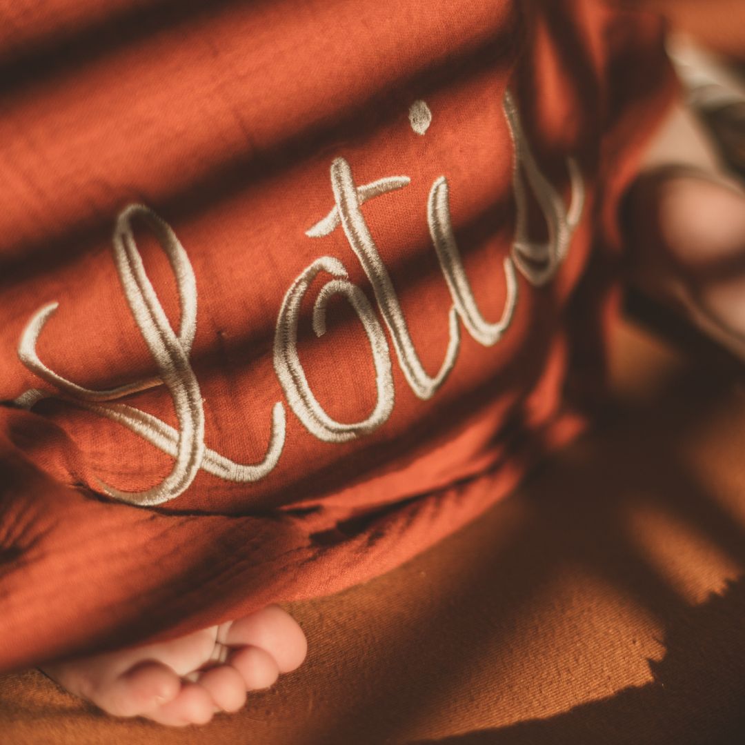 Hydrofiele doek XL met naam geborduurd in de kleur roest rood bruin van Studio Bambacht