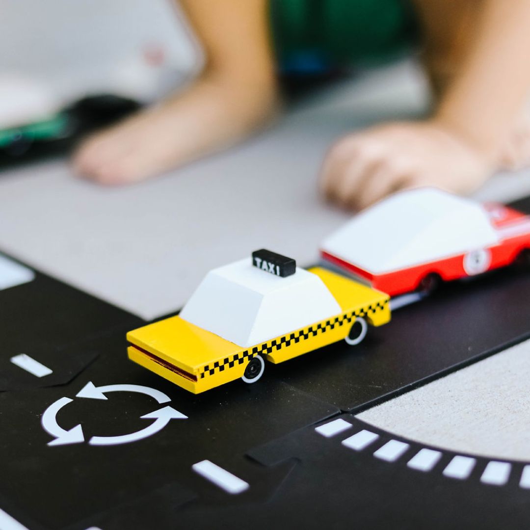 Candylab Toys houten speelgoed auto Candycar Yellow taxi van massief beukenhout