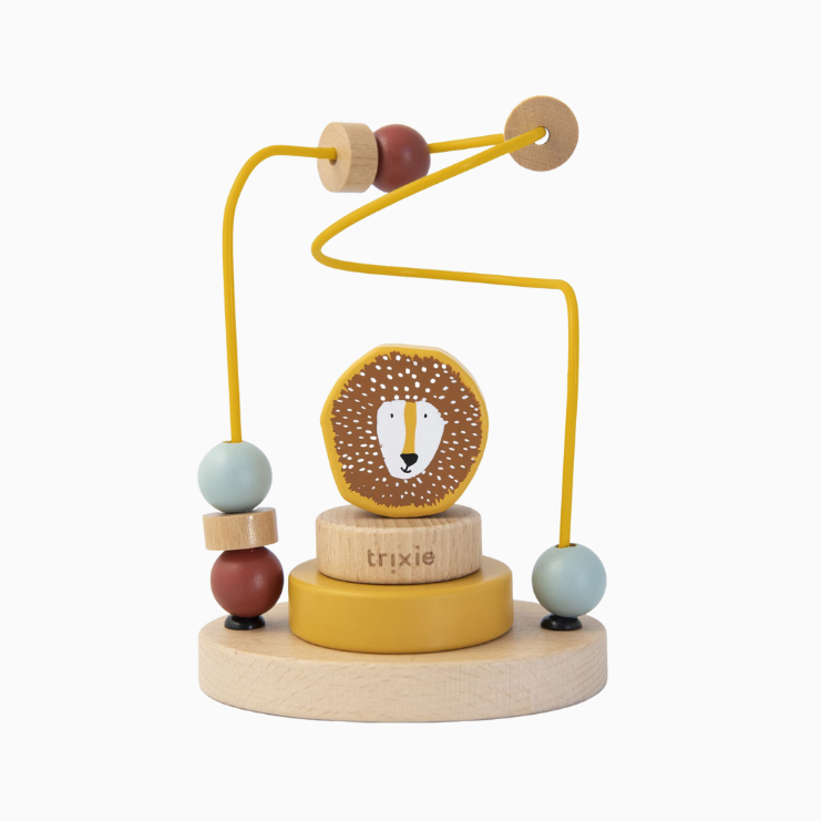 Trixie houten kralenframe met stapeltoren Mr. Lion leeuw in de kleur okergeel