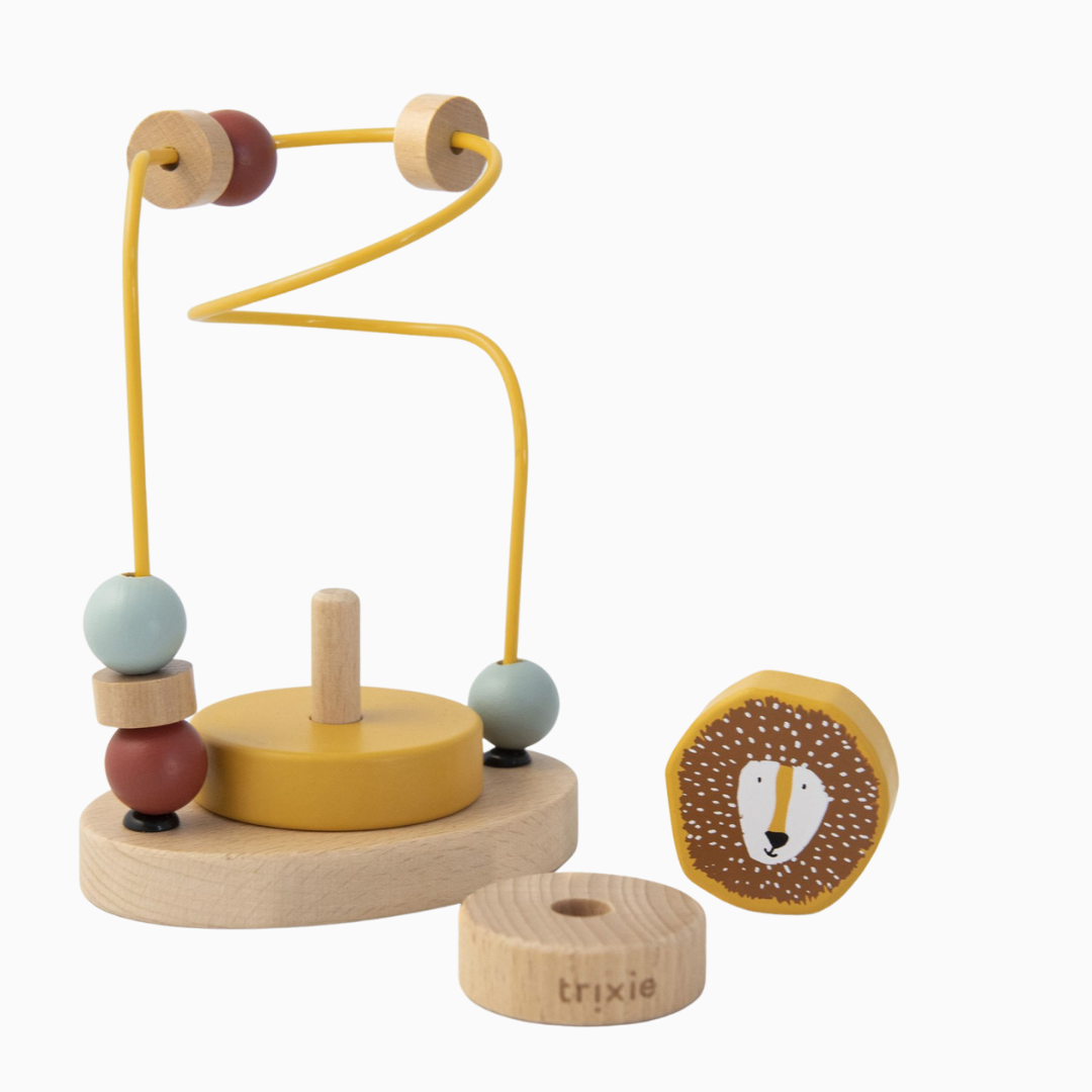 Trixie houten kralenframe met stapeltoren Mr. Lion leeuw in de kleur okergeel