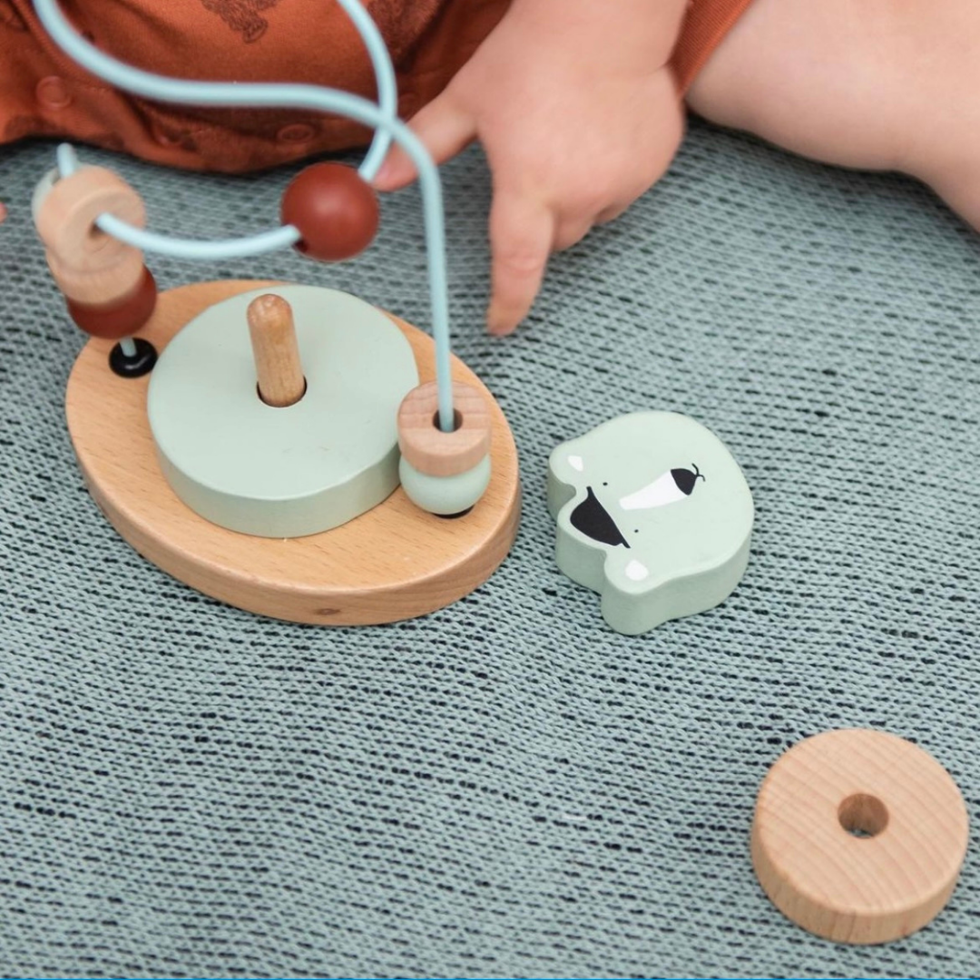 Trixie houten kralenframe met stapeltoren Mr. Polar ijsbeer in mintgroen