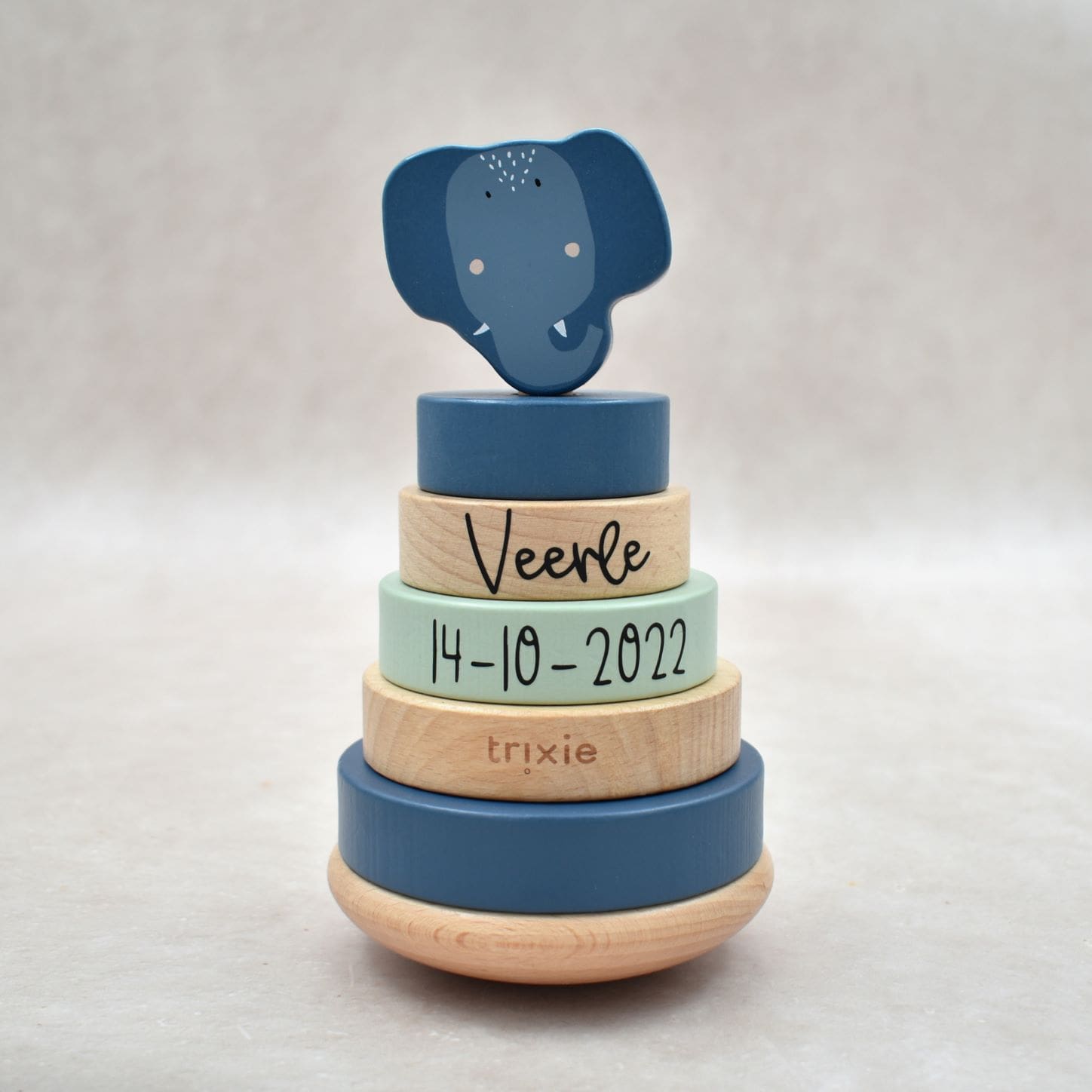 Houten stapeltoren van Trixie met naam en geboortedatum mrs. Elephant