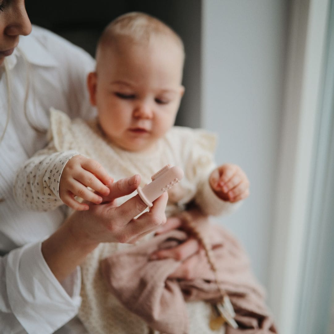 Mushie vinger tandenborstel siliconen in de kleuren roze en beige