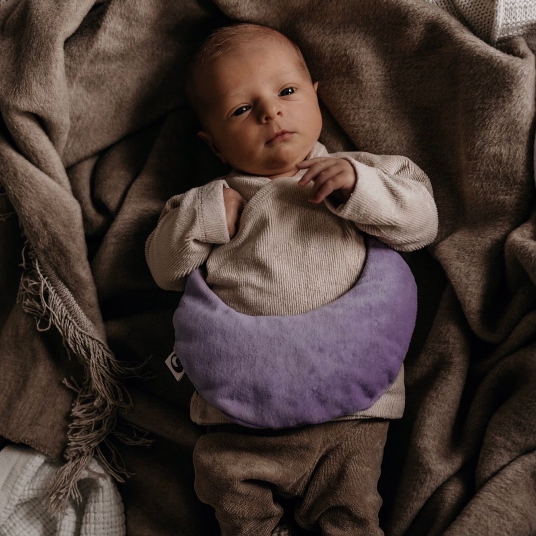 Warmtemaantje warmtekussen kersenpitten van bio velours in de kleur lila