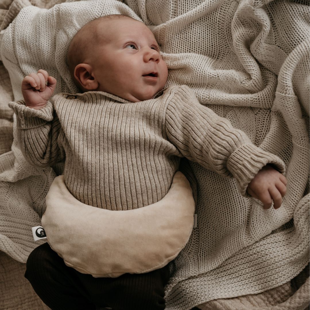 Warmtemaantje warmtekussen met biologische kersenpitten van velours stof in de kleur crème