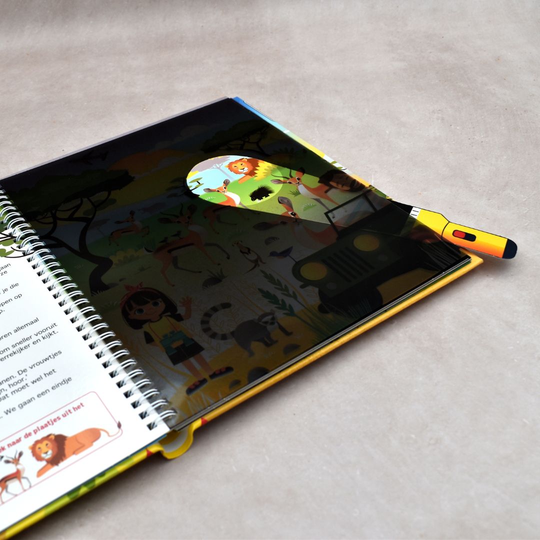 zoekboek met zaklamp speuren naar wilde dieren in Afrika van uitgeverij lantaarn publishers