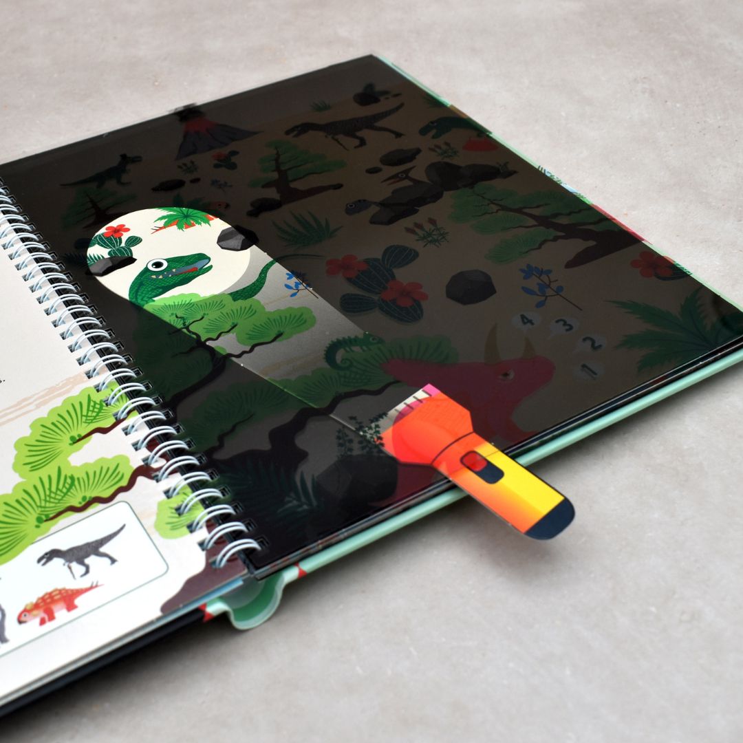 zoekboek met zaklamp speuren in het dinobos naar dinosaurussen van uitgeverij lantaarn publishers