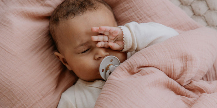 3 tips als je baby 's nachts wakker wordt omdat z'n speen kwijt is