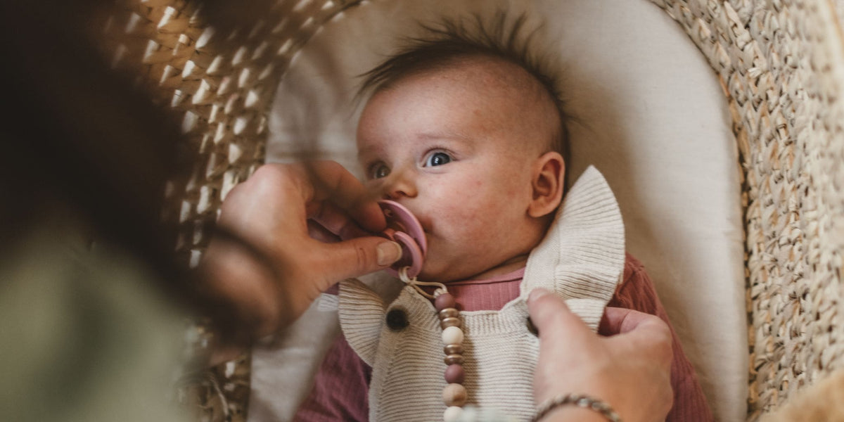 Is een ronde bibs speen van natuurrubber gevaarlijk voor mijn kindje? Nee, geen zorgen. Wij vertellen je er alles over in de blog.