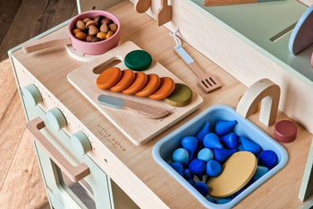 De kinderkeuken combineren met open einde speelgoed zoals loose parts, speeldoeken en pittenzakjes