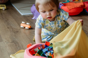 Objectpermanentie baby oefenen speeldoek van speelgoed trekken