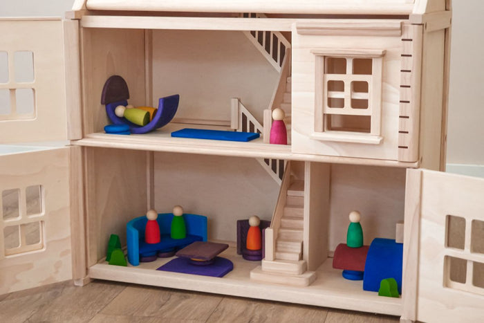 Zelf poppenhuismeubels maken met open einde speelgoed, zoals houten blokken, loose parts en de GRIMM's regenboog