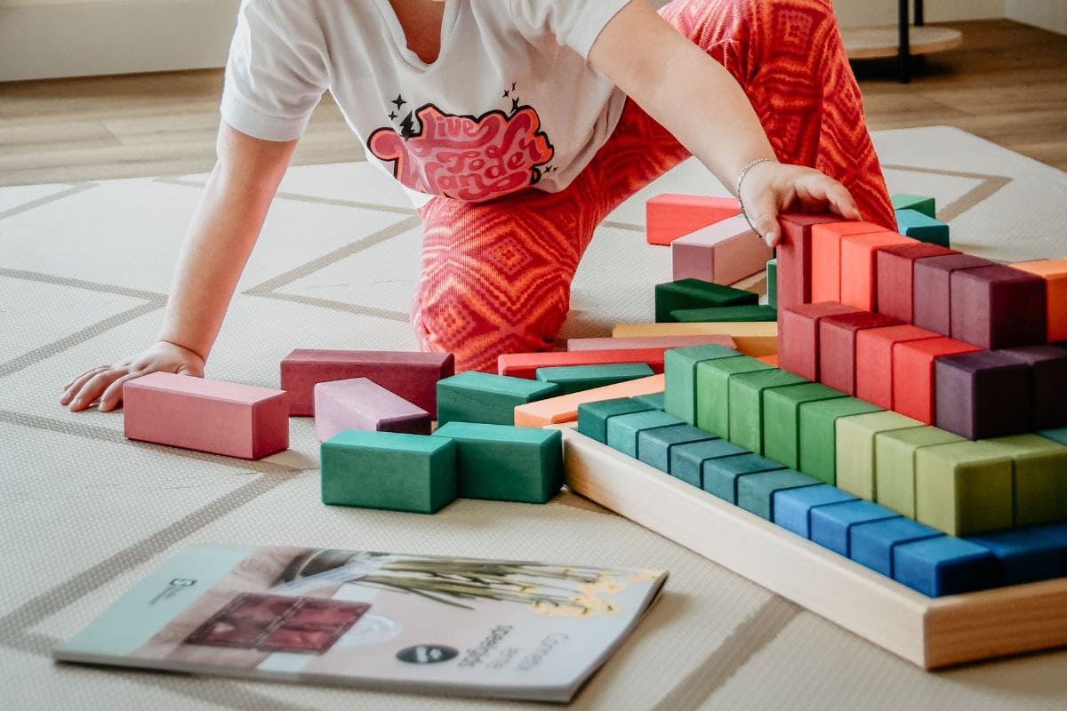Spelen met houten blokken is goed voor de ontwikkeling
