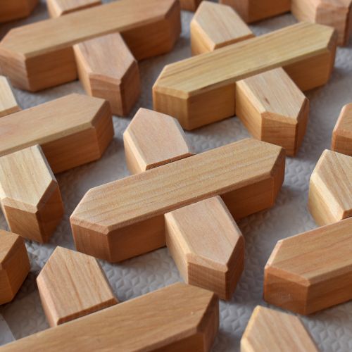 Verschillende soorten blokken van Bauspiel bij Studio Bambacht o.a. glinsterblokken, vensterblokken, x-blokken, plus blokken en meer