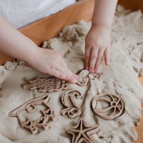 Kinetisch zand vormpjes en stekers van Grennn bij Studio Bambacht 