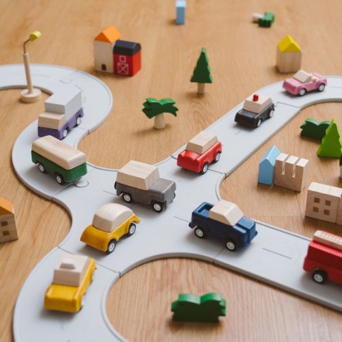 Plantoys auto's van hout en parkeergarages bij Studio Bambacht
