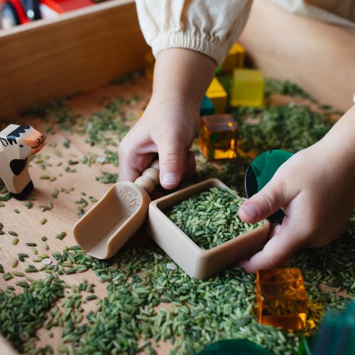 sensorisch speelgoed zoals speelrijst, kinetisch zand, speelzijde en loose parts bij Studio Bambacht