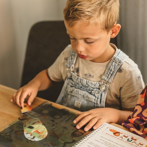 Zoekboek met kartonnen zaklamp