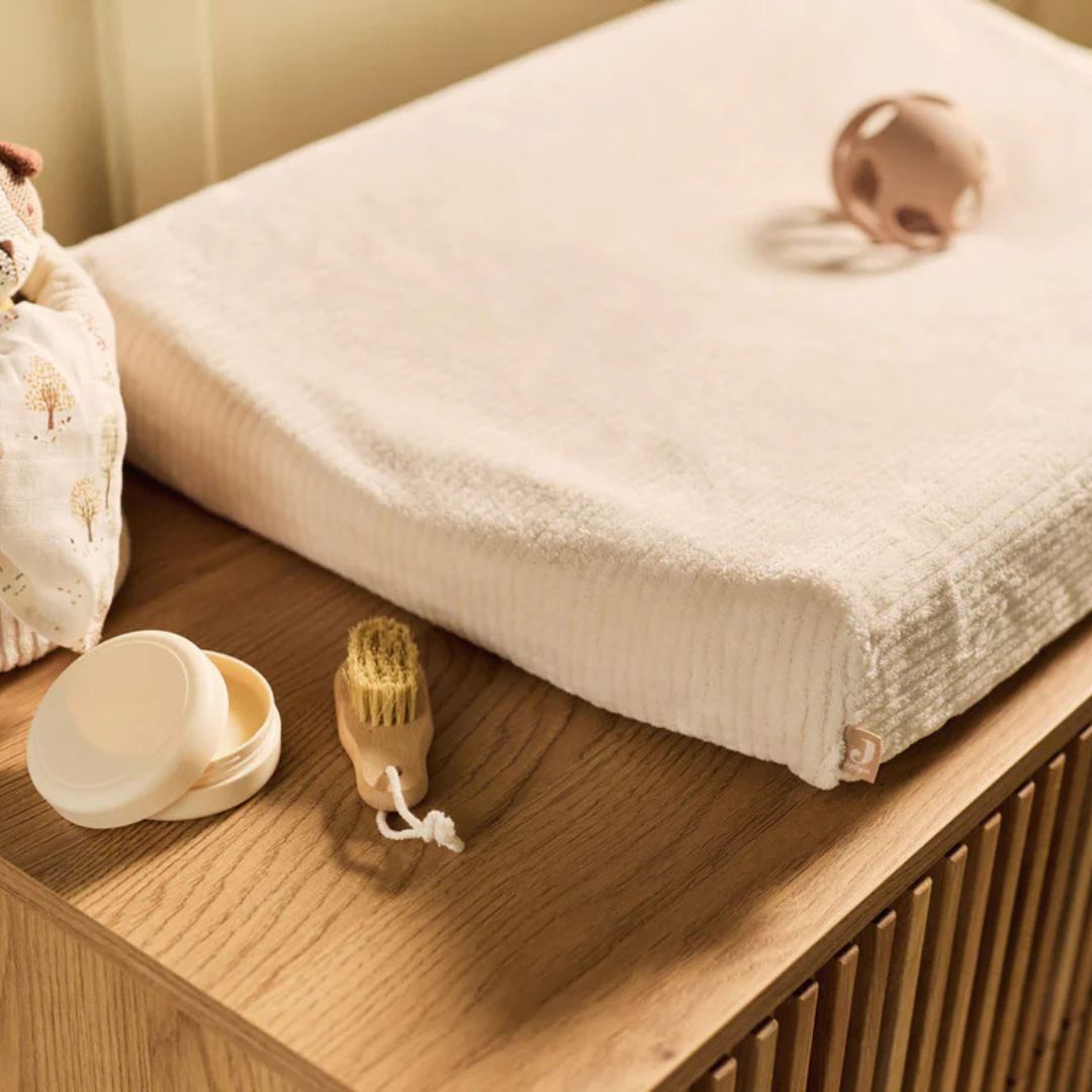 Jollein aankleedkussenhoes cloudy rib in de kleur oatmeal