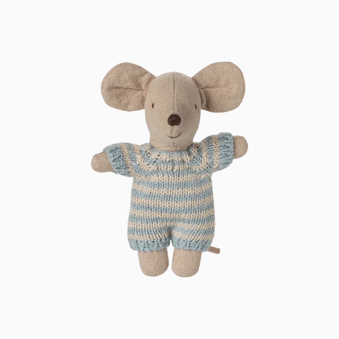 Maileg babymuis in reiswieg in de kleur blauw