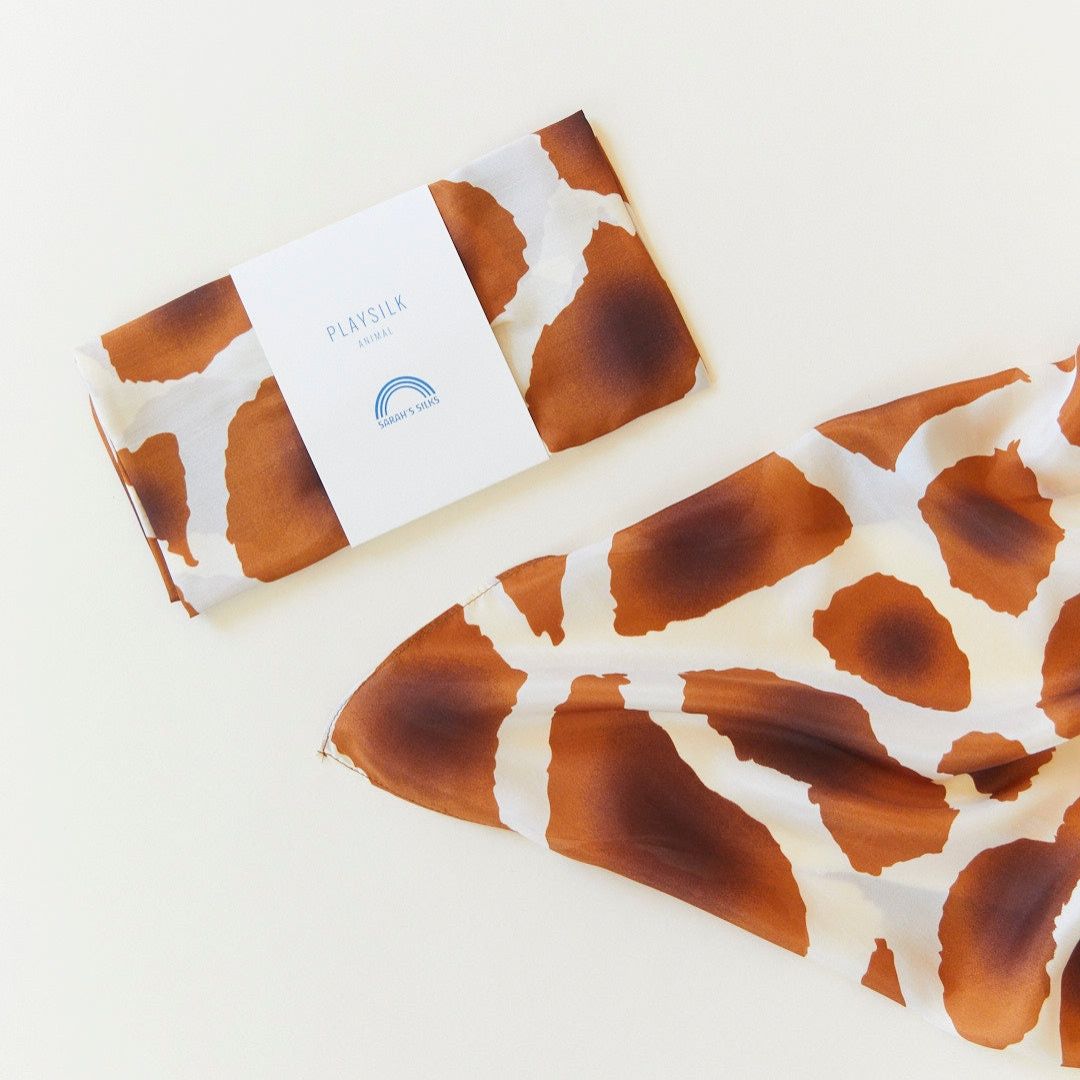 Sarah silks speelzijde met giraffe-print uit de animal collectie