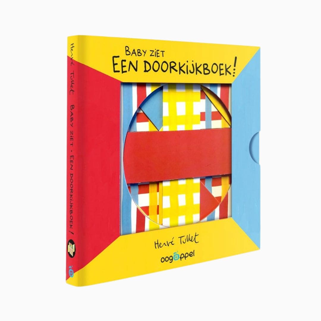 Baby ziet doorkijkboekje van karton met vormen