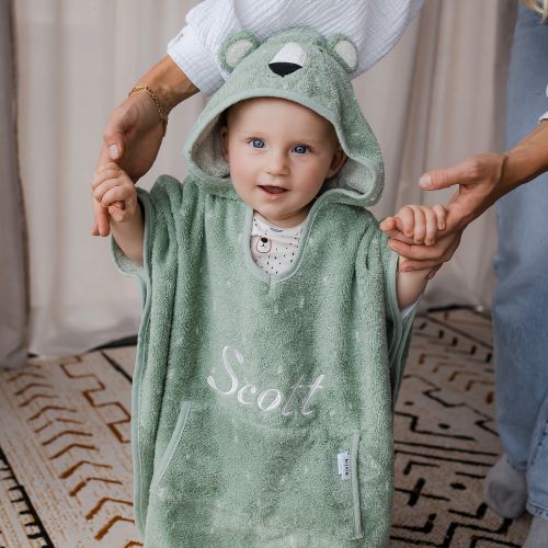 Kraamcadeau badponcho met naam geborduurd