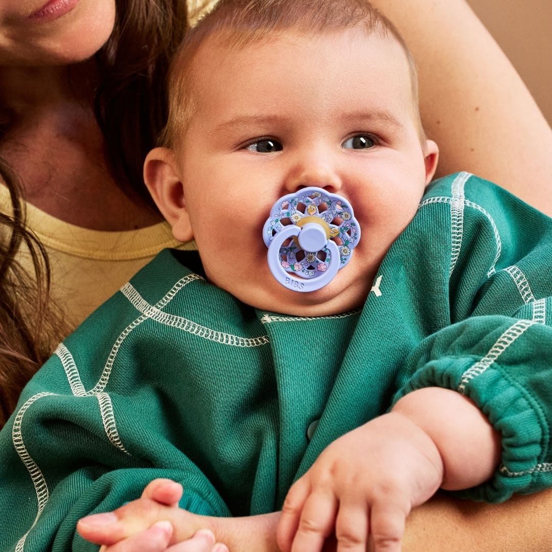 BIBS Boheme fopspeen met ronde speen van latex in de kleur ivory en peri met Liberty bloemenprint chloe meadow