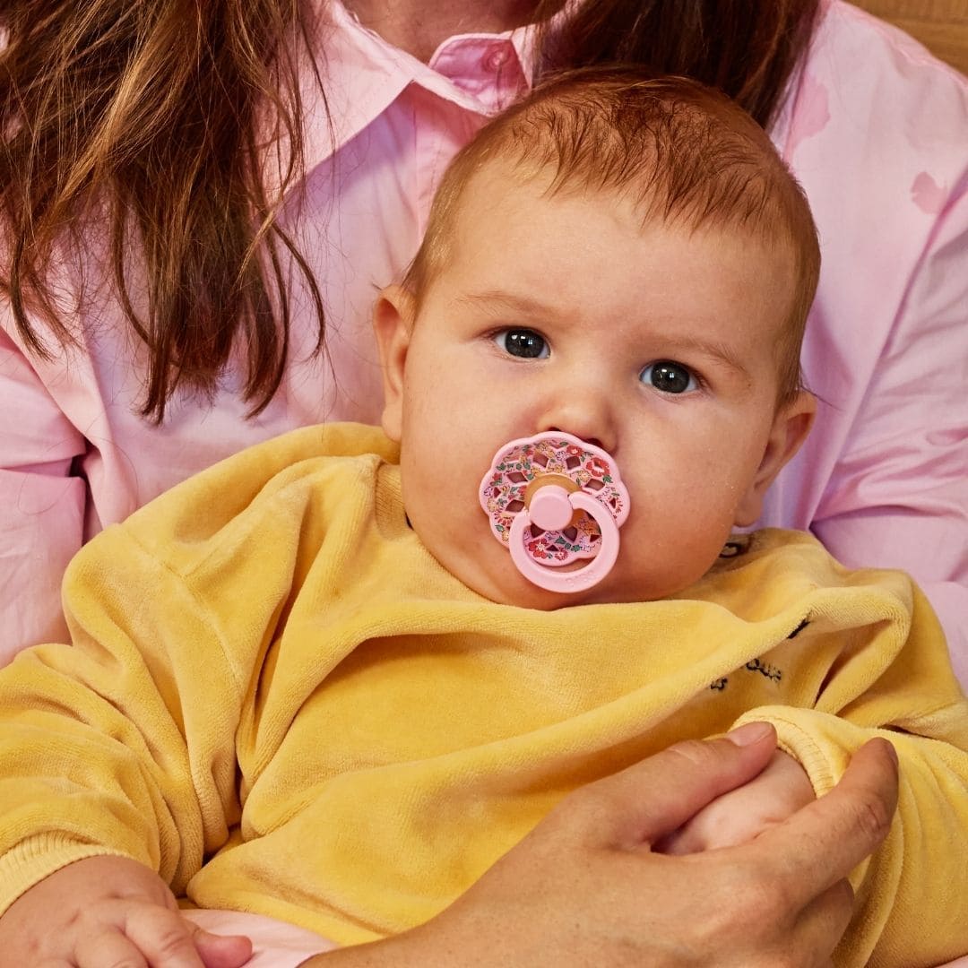 BIBS Boheme fopspeen met ronde speen van latex in de kleuren baby pink en blossom met Liberty bloemenprint oscar meadow