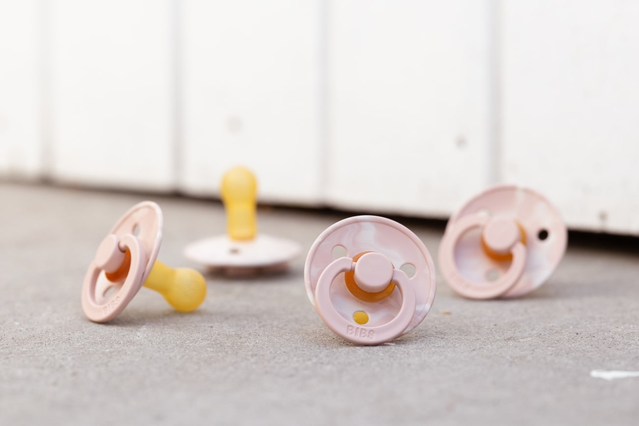 Vier roze BIBS Colour spenen met Tie dye print