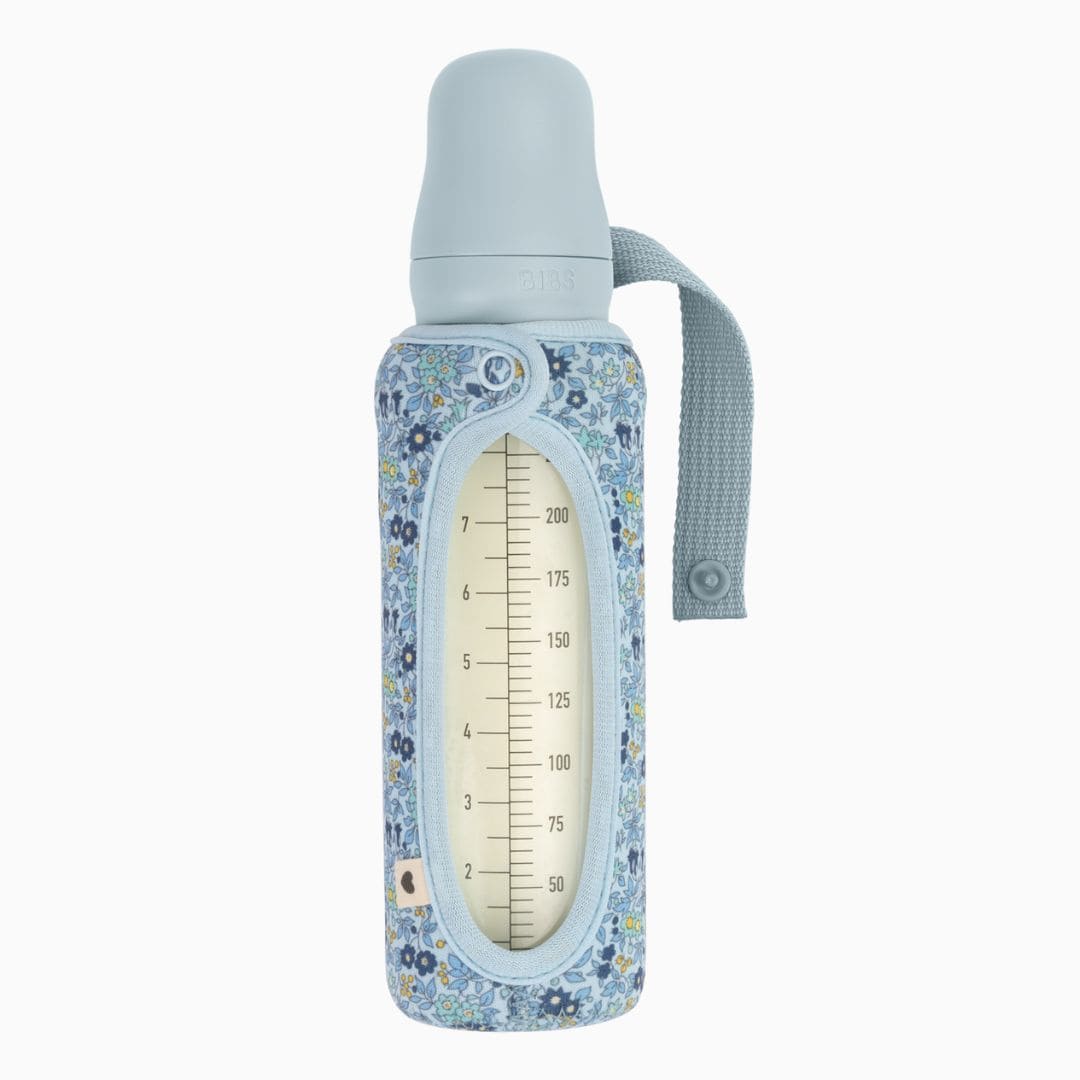 BIBS x Liberty fles etui chamomile lawn baby blue lichtblauw van 225ml om de glazen BIBS fles tegen breken bij vallen te beschermen