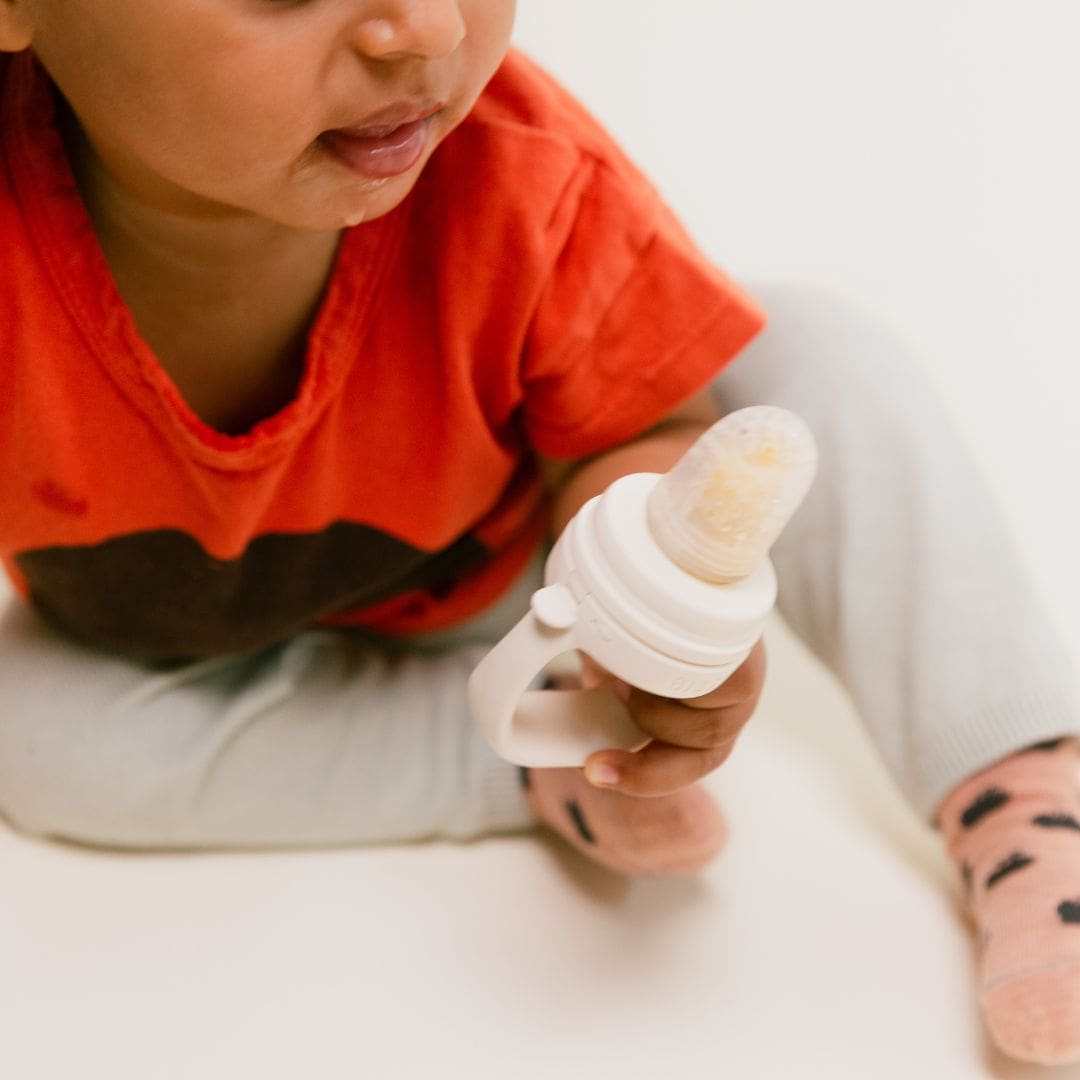 BIBS baby feeder siliconen fruitspeen met handvat in de kleur ivory