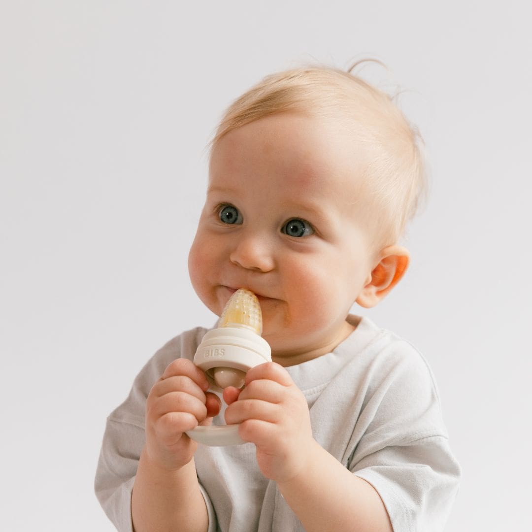 BIBS baby feeder siliconen fruitspeen met handvat in de kleur ivory