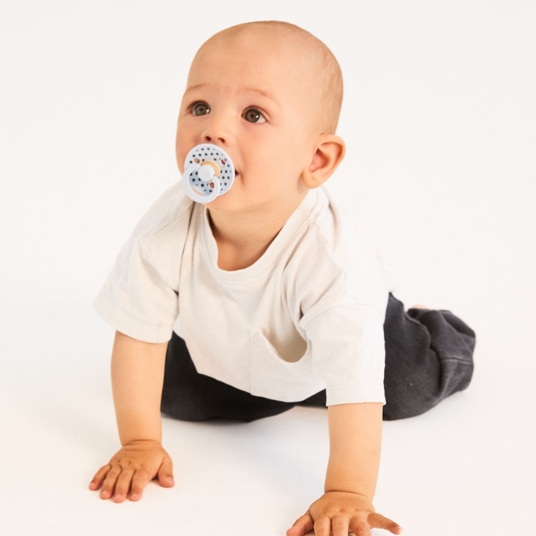 BIBS Studio speen polkadots met stipjes print in de blauwe kleuren baby blue en steel blue