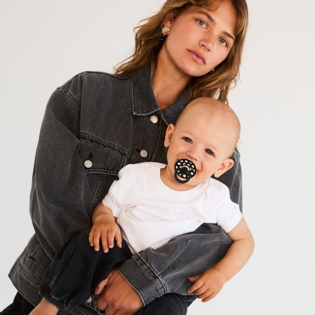 BIBS fopspeen uit de Studio Collectie polkadots met ronde speen van latex in de kleuren ivory wit en black zwart