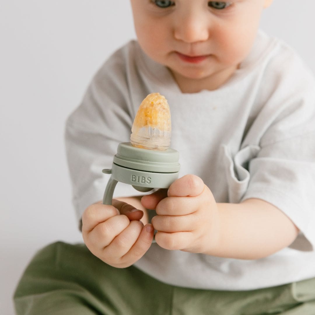 BIBS baby feeder fruitspeen van siliconen in de groene kleur sage