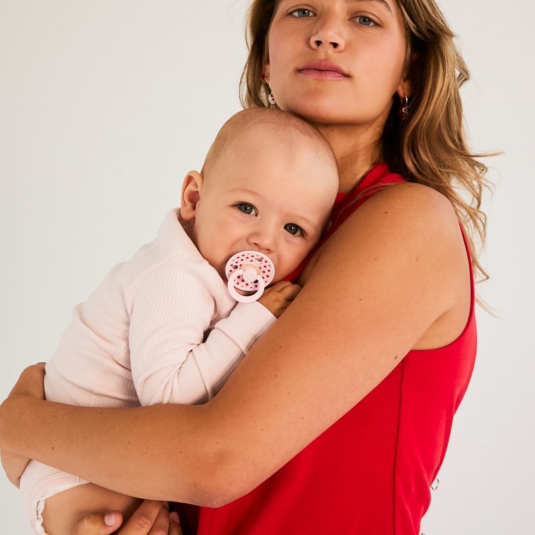 BIBS polka dots fopspeen met ronde speen van latex in de kleur candy apple rood en blossom roze