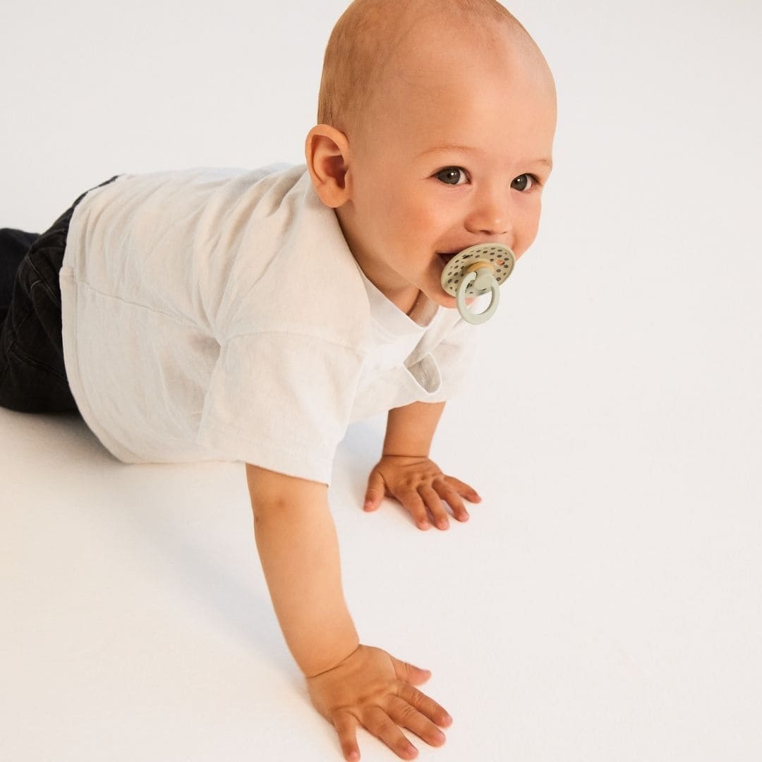BIBS Studio fopspeen polkadots met ronde speen van latex in de kleuren sage groen en iron grijs