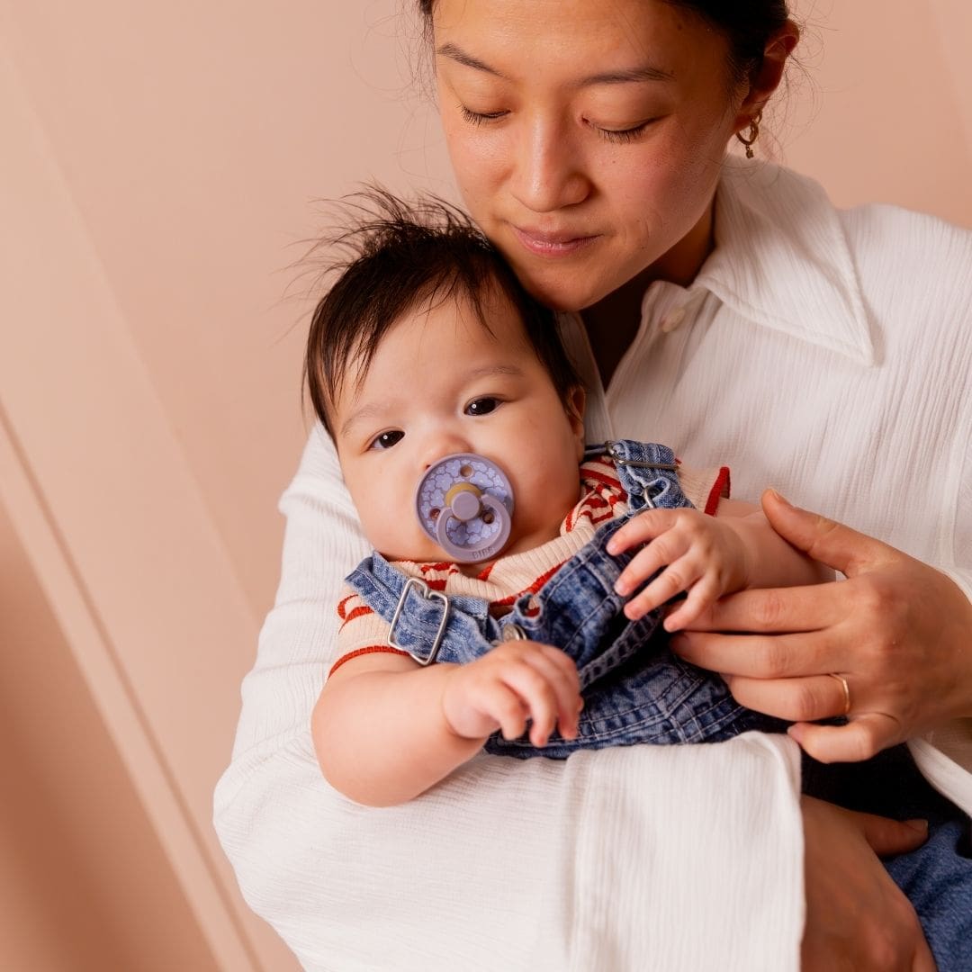 BIBS fopspeen Studio Collection Jasmine met ronde speen van natuurrubber in de kleur vergrijsd paars