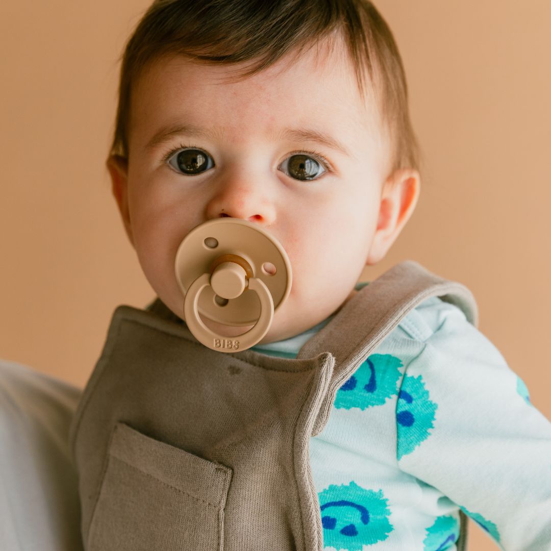 BIBS Colour rondvormige speen in de kleur Taupe