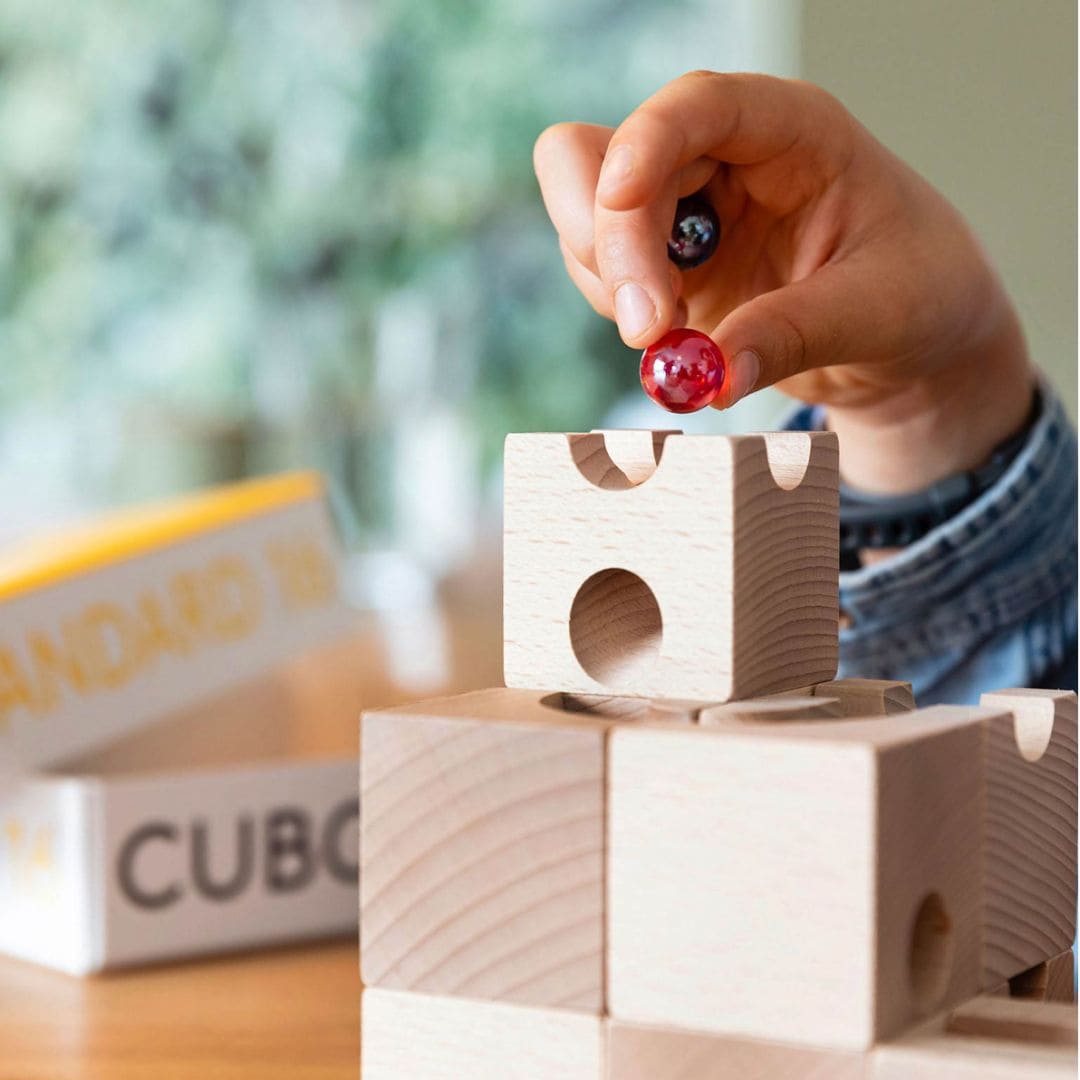 cuboro knikkerbaan set met 15 extra knikkers in vijf verschillende kleuren voor de houten knikkerbaan 