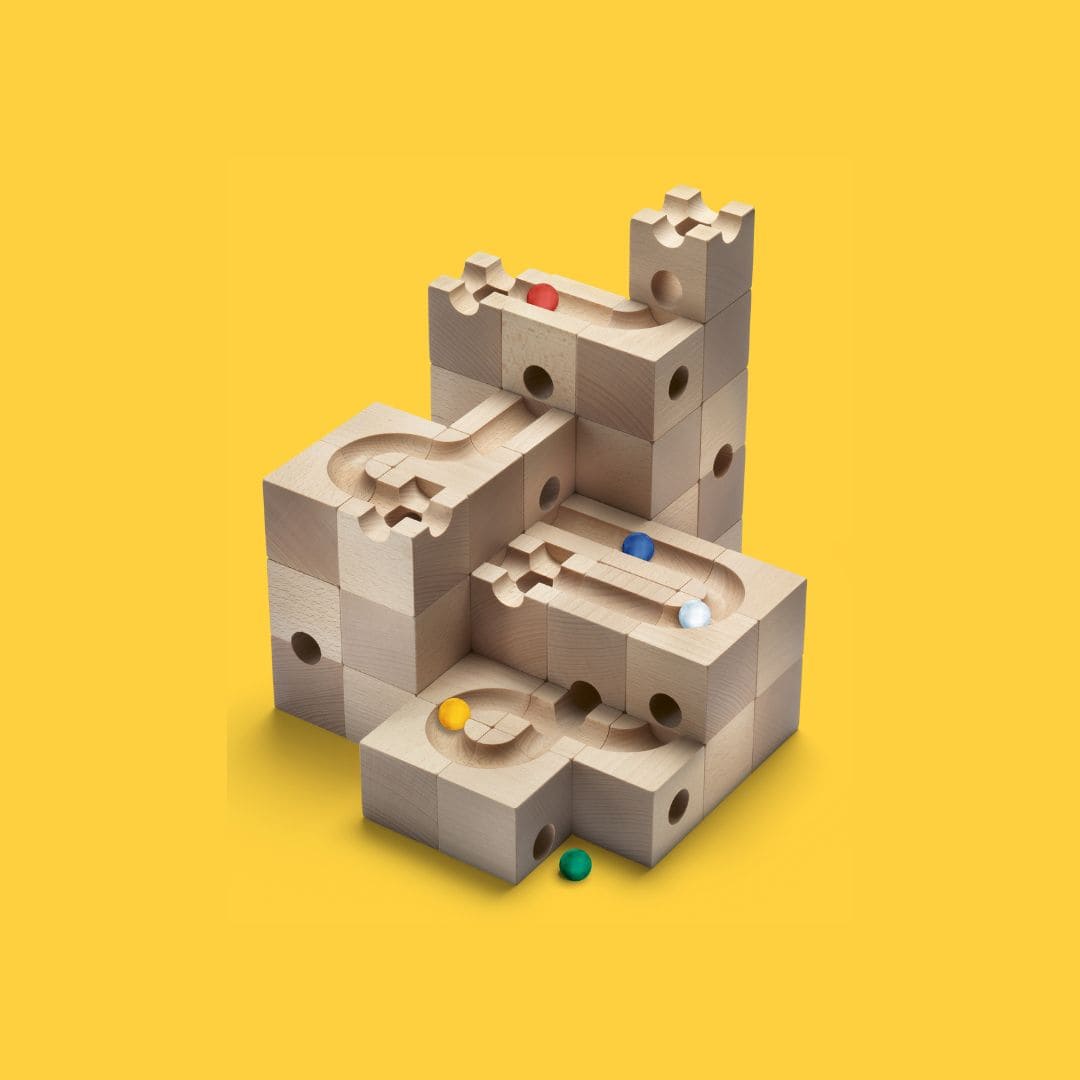 CUBORO Standard 50 houten knikkerbaan met 5 knikkers en 50 houten bouwblokken