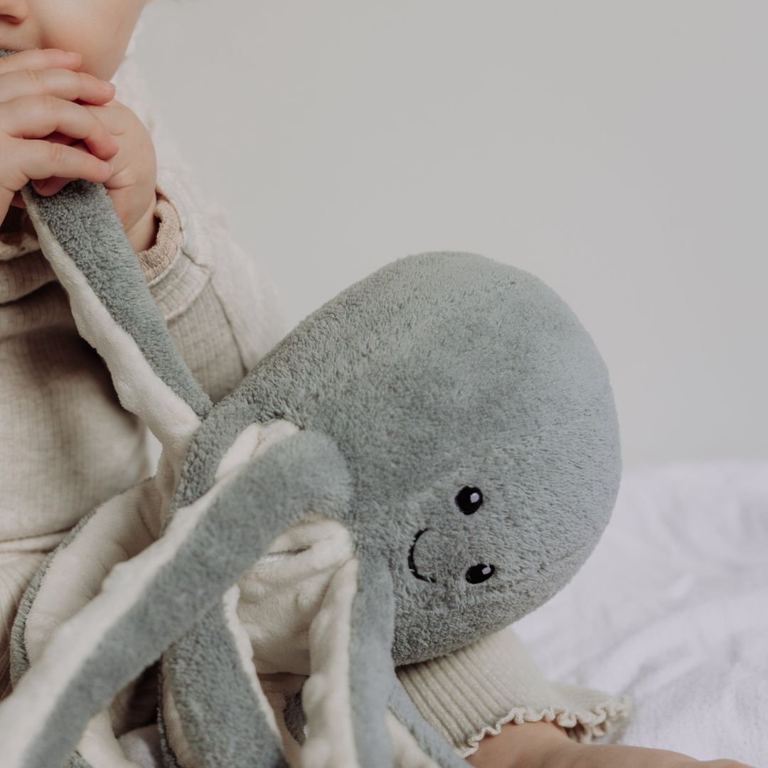 Oplaadbare hartslagknuffel Octopus Olly met huilsensor van Flow Amsterdam in de kleur grijs