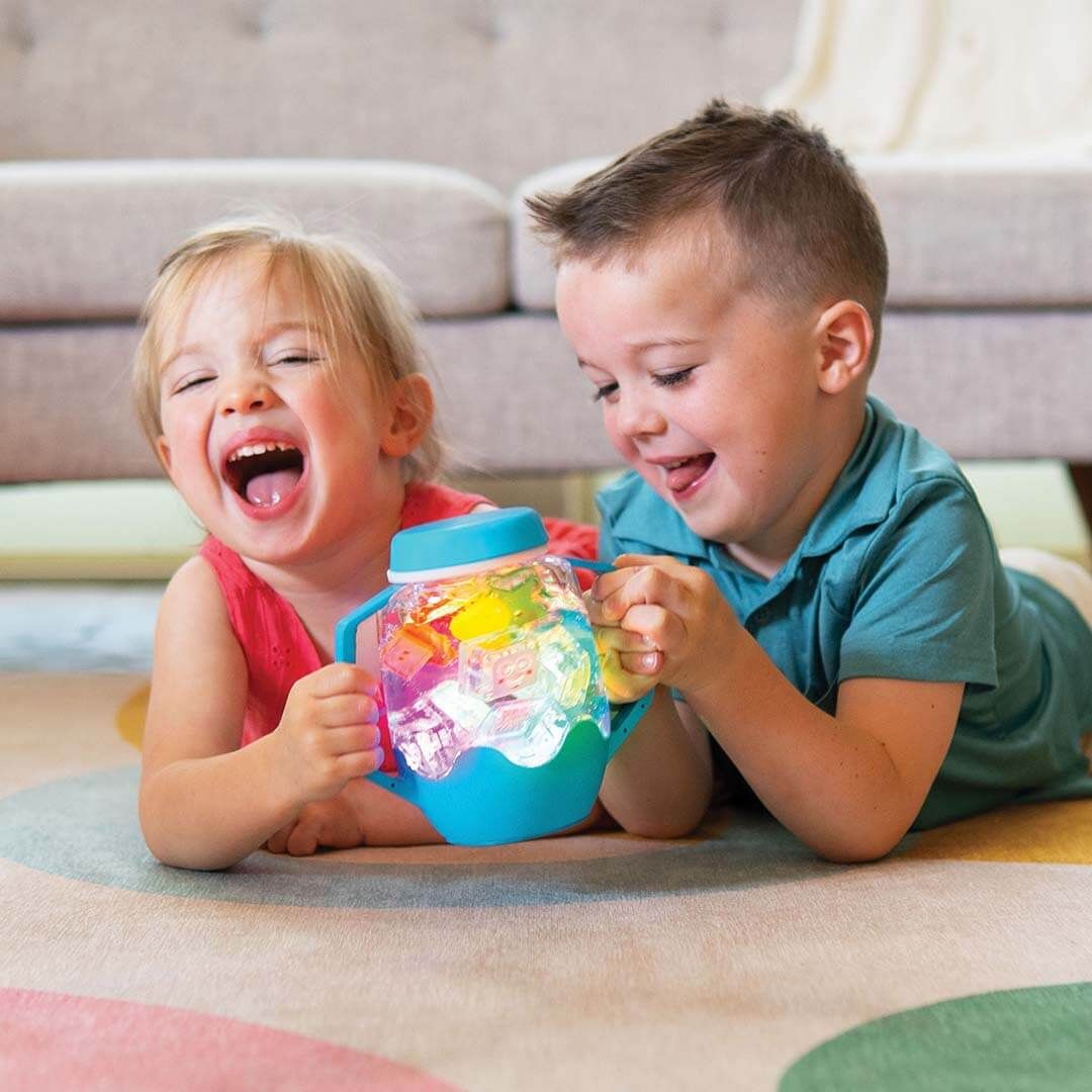 Glo Pals sensorische speelbeker in de blauwe kleur surfs up