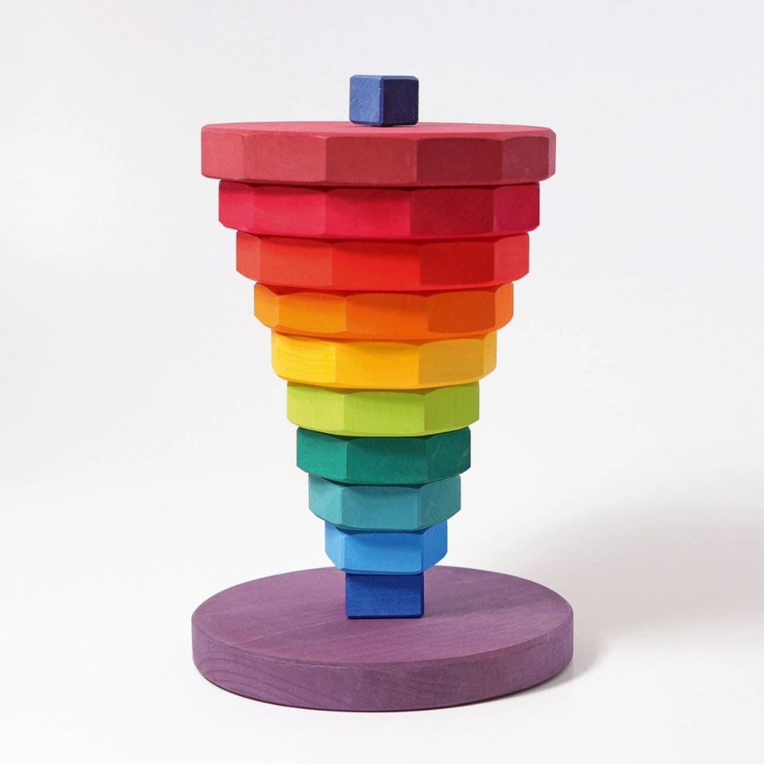 Grapat houten geometrische stapeltoren regenboog