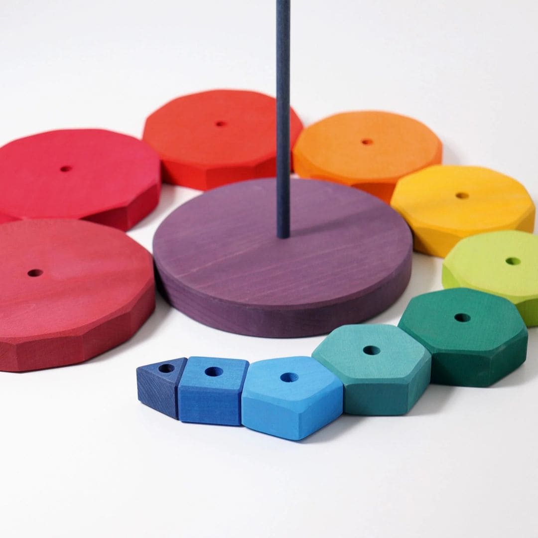 Grapat houten geometrische stapeltoren regenboog