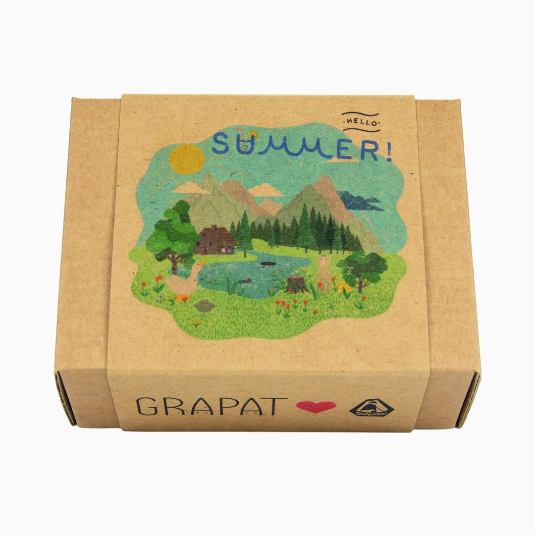 Grapat x Ostheimer seizoensbox met loose parts en houten figuur voor op de seizoenstafel of om mee te spelen