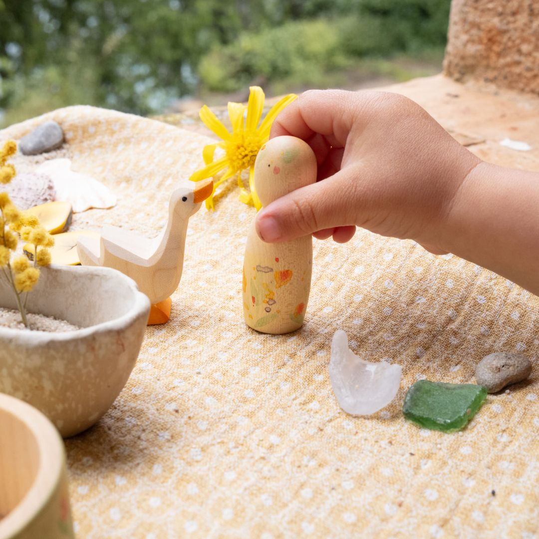 Grapat x Ostheimer seizoensbox met loose parts en houten figuur voor op de seizoenstafel of om mee te spelen